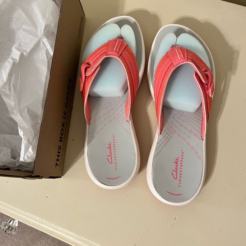 NWOT Clarks Cloudsteppers flip flops